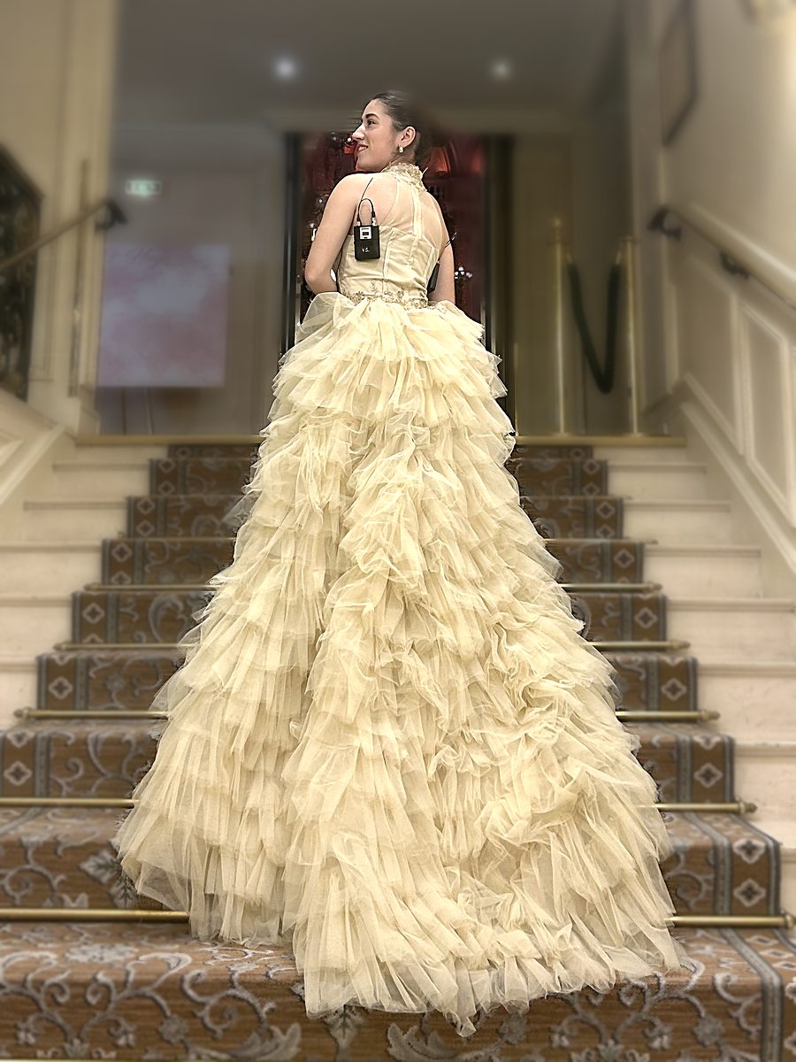 Juliette Carlon avant une prestation, escalier de palace