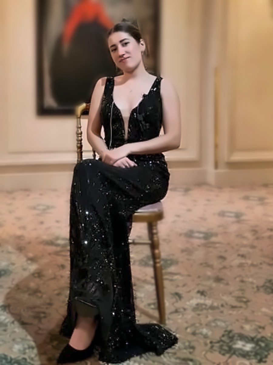 Juliette Carlon en tenue de gala