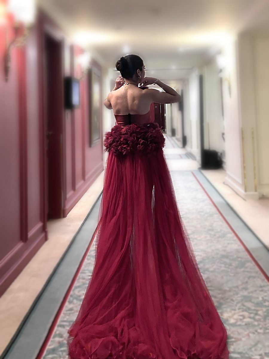 Juliette Carlon en robe de scène, palace parisien